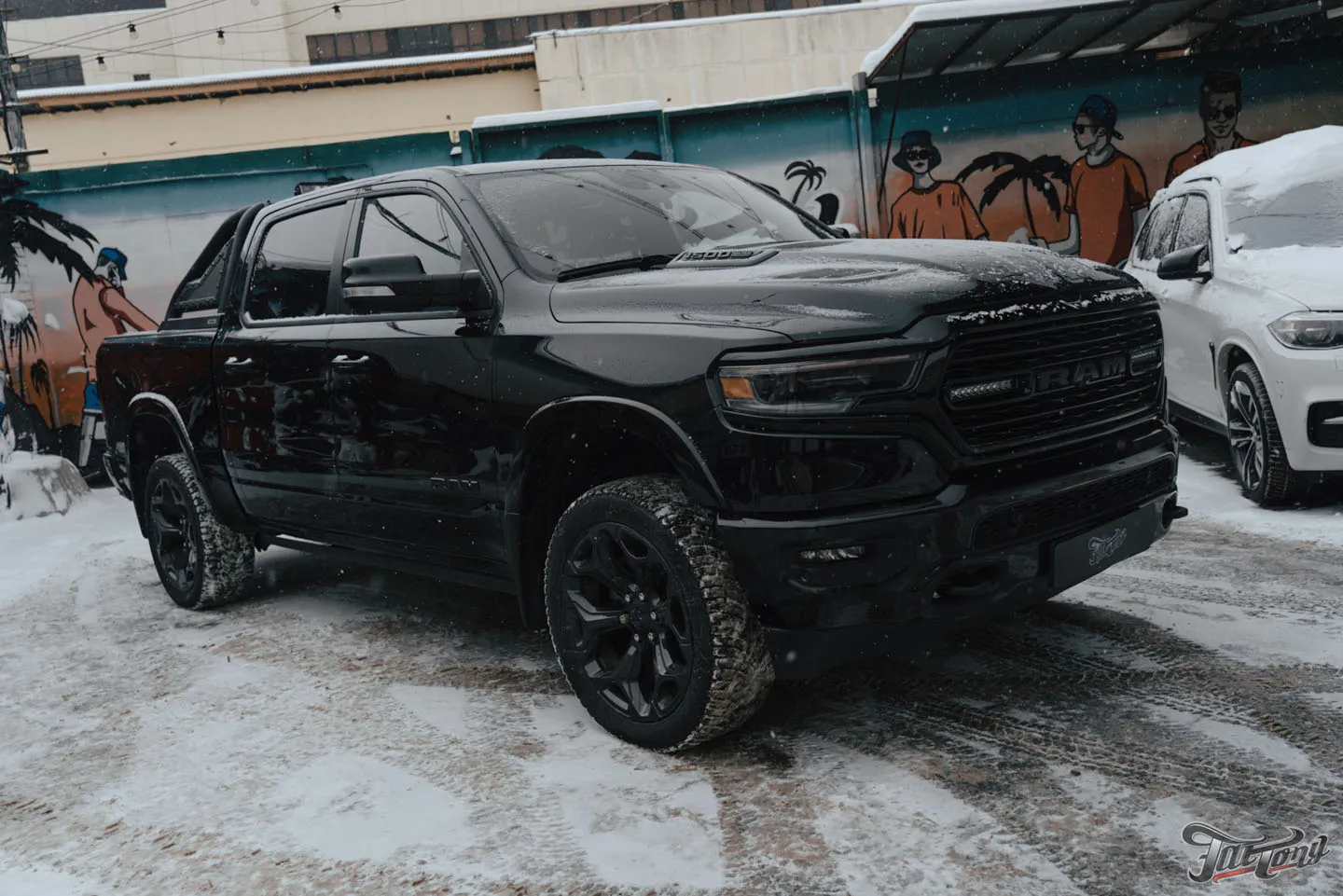 Установка модулей дальнего света Rigid, новая выхлопная система и химчистка салона для RAM 1500